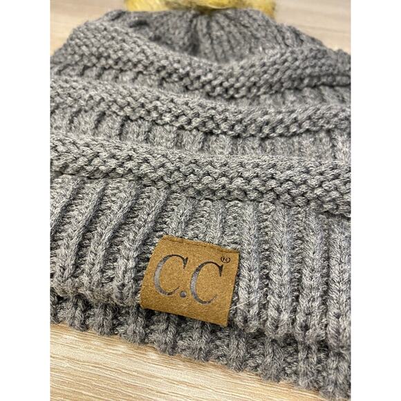 CC Exclusive Women's Gray Fur Pom Knit Beanie Acrylic Hat Cap One Size - Picture 2 of 3